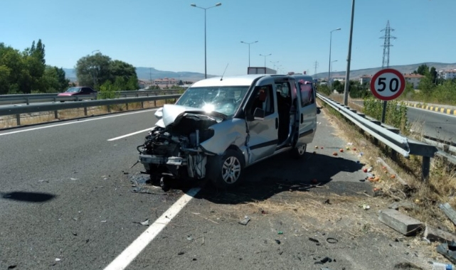 Hafif Ticari Araç Bariyerlere Çarptı