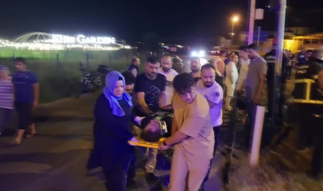Hafif Ticari Araçla Kamyonet Çarpıştı