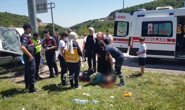 İki Otomobil Çarpıştı:1 Ölü, 8 Yaralı