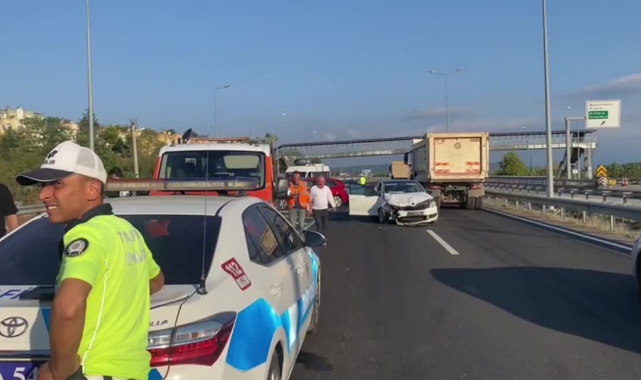 İki Otomobil Çarpıştı