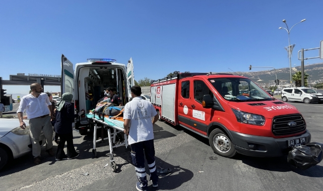 İki Otomobil Kavşakta Çarpıştı: 5 Yaralı