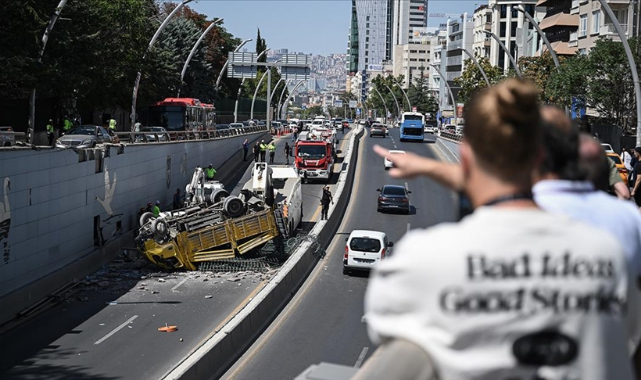 Kamyon Alt Geçitteki Hafif Ticari Aracın Üzerine Devrildi