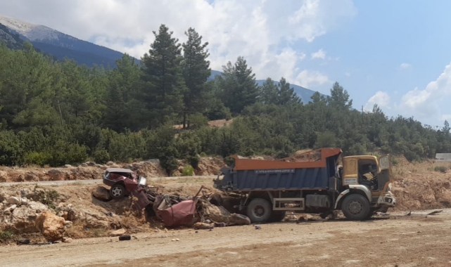 Kamyon İle Otomobil Çarpıştı:1 Ölü,1 Yaralı