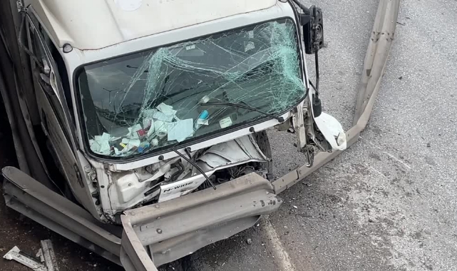 Kamyonet Bariyerlere Çarptı