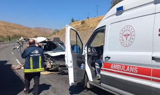 Kamyonet Kamyona Çarptı: 3 Ölü, 3 Yaralı