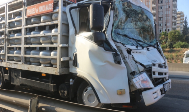 Kamyonet Tıra Çarptı