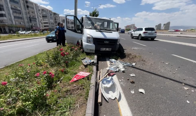 Kamyonetle Otomobil Çarpıştı