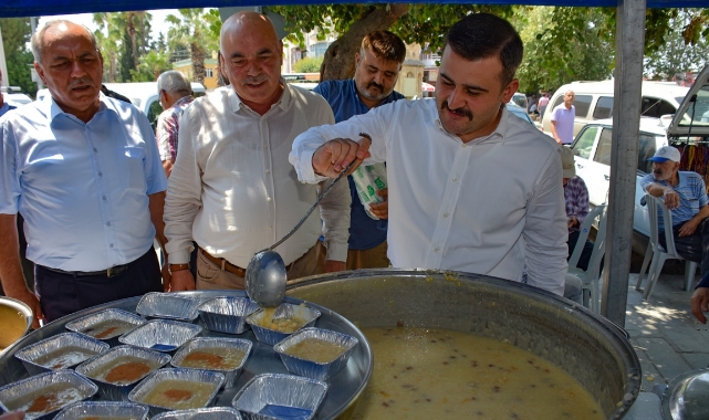 Karaisalı Belediyesi  Aşure Dağttı