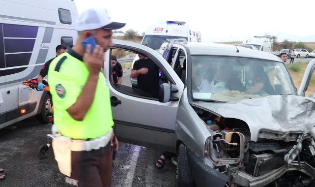 Karavan İle Hafif Ticari Araç Çarpıştı
