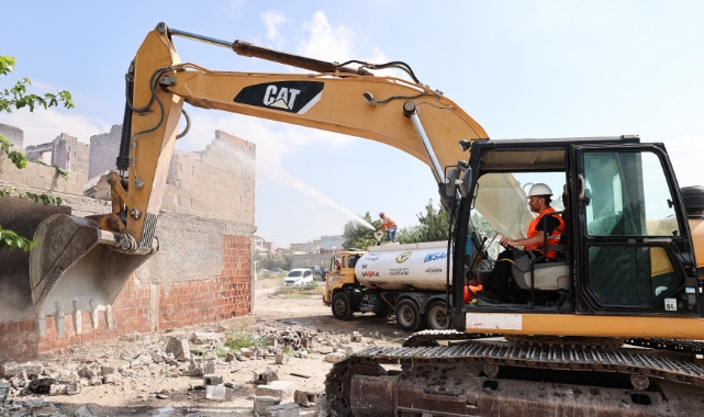 Başkan Kocaispir, Ulubatlı'da Bina Yıktı