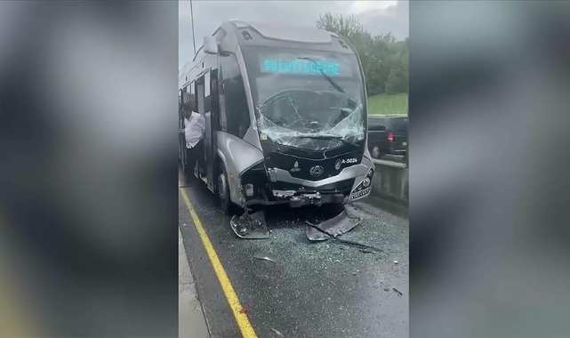 Metrobüs, Yolcu İndiren Metrobüse Çarptı