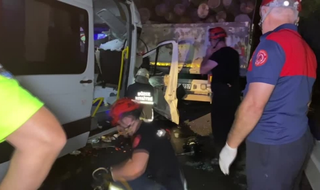 Minibüs Tıra Çarptı: 1 Ölü, 20 Yaralı