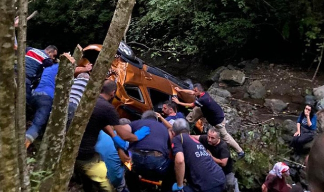 Otomobil Dere Yatağına Devrildi:1 Ölü,4 Yaralı