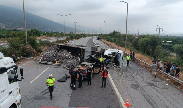 Otomobil, Devrilen Tıra Çarptı:1Ölü,2 Yaralı