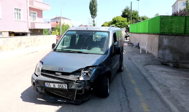 Otomobil İle Hafif Ticari Araç Çarpıştı