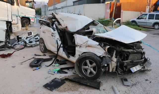 Otomobil, Park Halindeki Tıra Çarptı:2 Ölü, 2 Yaralı