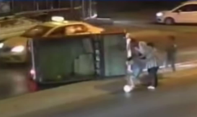 Otomobil Refüje Çarparak Devrildi
