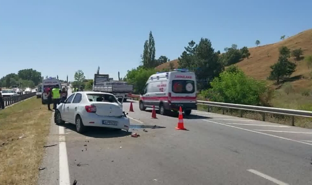 Otomobil, Refüje Çarptı:1 Ölü,4 Yaralı