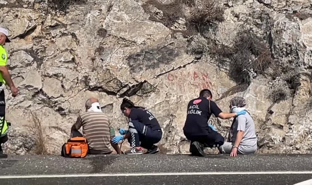 Otomobil Sulama Kanalına Devrildi:3 Yaralı