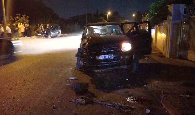 Pikap Bahçe Duvarına Çarpıp Ters Döndü