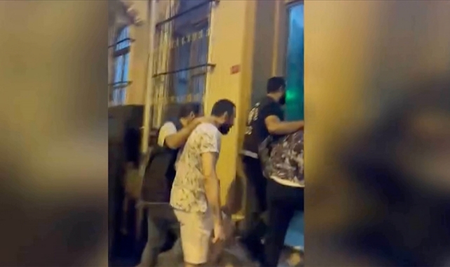 Taksim'de Maske Takıp Dolar Dağıtanlar Yakalandı