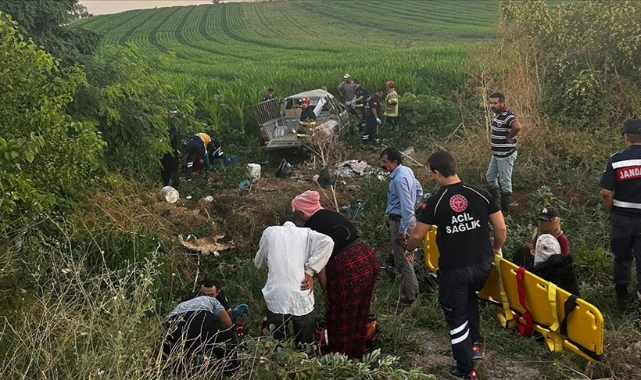 Tarım İşçilerini Taşıyan Araç Kaza Yaptı:3 Ölü, 11 Yaralı