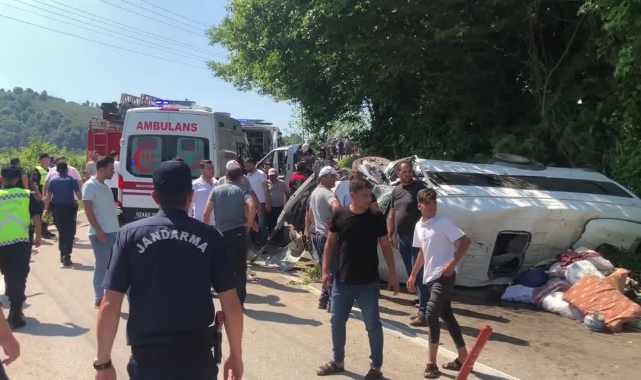 Tarım İşçilerini Taşıyan Minibüs İle Otomobil Çarpıştı