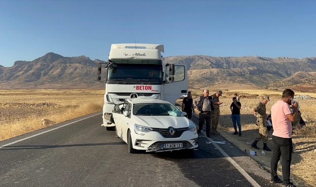 Tır Otomobile Çarptı:1 Ölü, 2 Yaralı