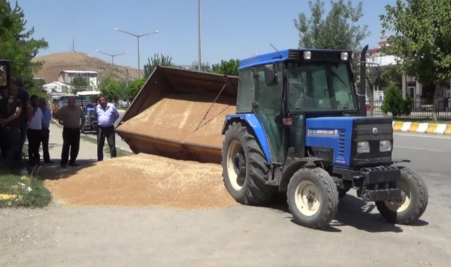 Traktör Buğday Yüklü Römorka Çarptı