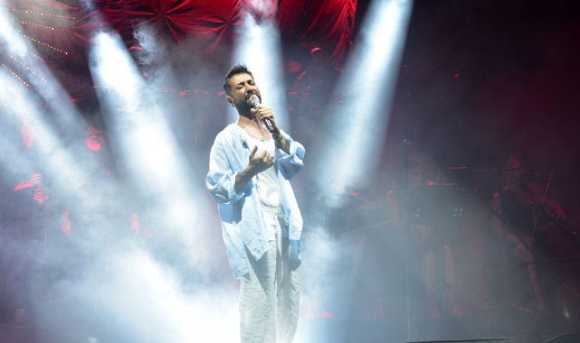 Ünlü Şarkıcı Trafik Kazası Sonrası Konser Verdi