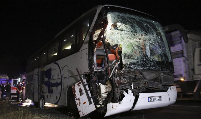 Yolcu Otobüsü Tıra Arkadan Çarptı:15 Yaralı