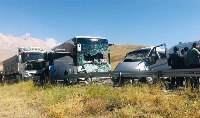 Yolcu Otobüsüyle Hafif Ticari Araç Çarpıştı