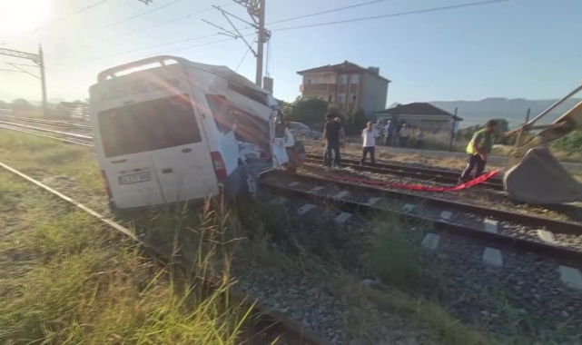 Yük Treni Hemzemin Geçitte Minibüse Çarptı