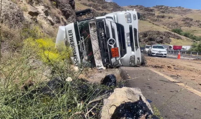 Zift Yüklü Tanker Devrildi