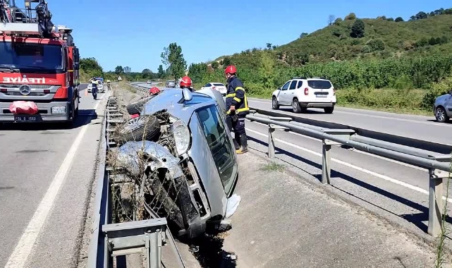 Bariyerlere Çarpıp Yağmur Kanalına Devrildi
