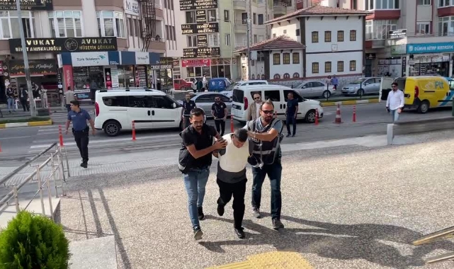 Boşandığı Eşini Bıçakla Öldürdü