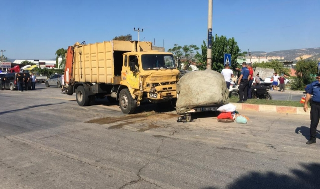 Çöp Kamyonu İle Pikap Çarpıştı