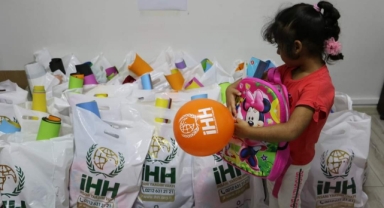 Depremzede ve Yetim Çocuklara Kırtasiye Yardımı