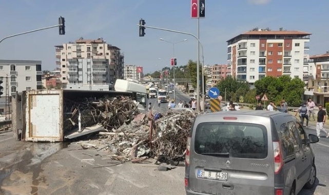 Hurda Yüklü Tır Devrildi