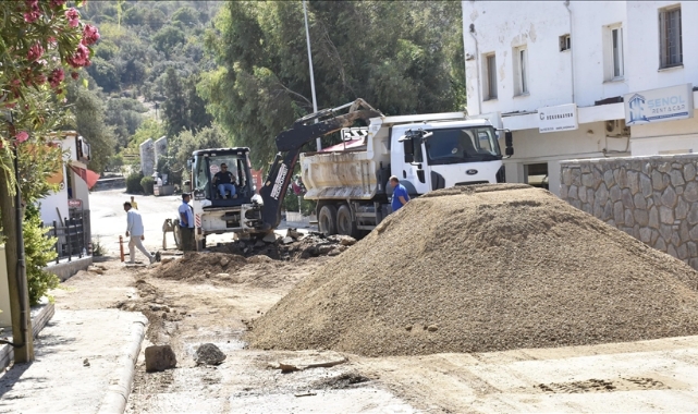 İçme Suyu İsale Hattı Patladı, Asfalt Yarıldı
