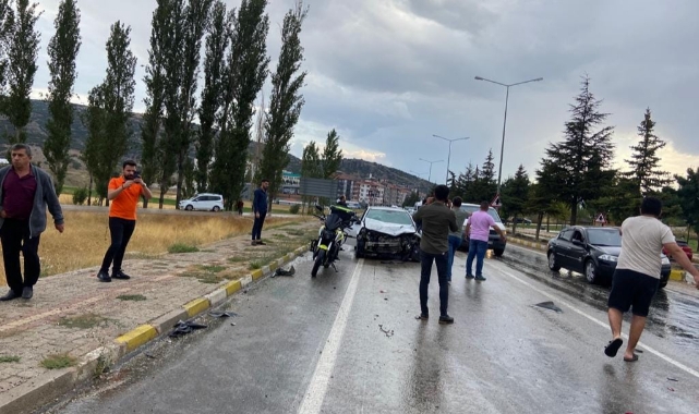 İki Otomobil Çarpıştı