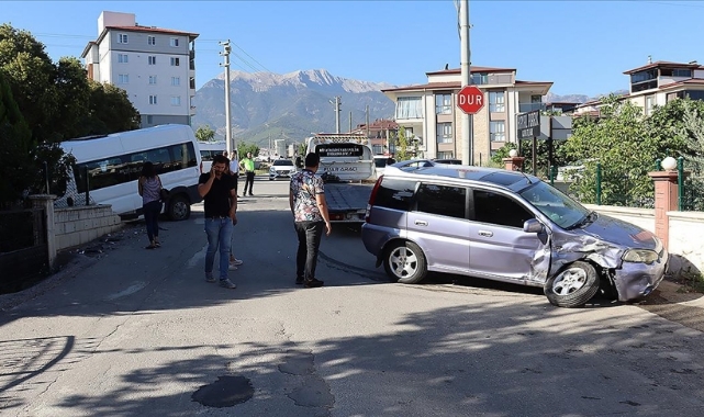 Okul Servisi İle Otomobil Çarpıştı