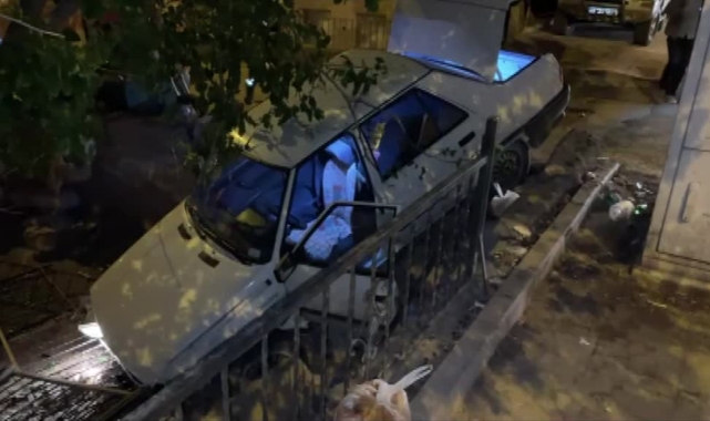 Otomobil Apartman Bahçesine Düştü