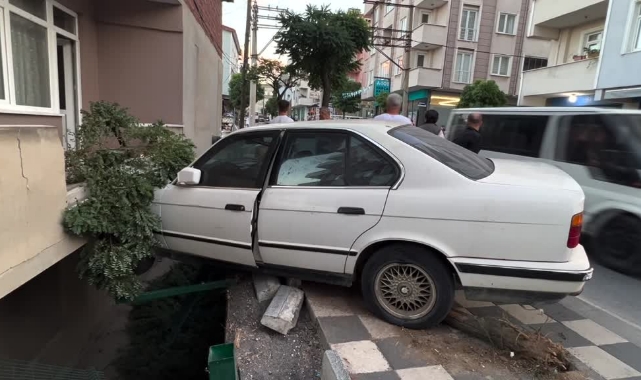 Otomobil, Balkon Duvarına Çarptı