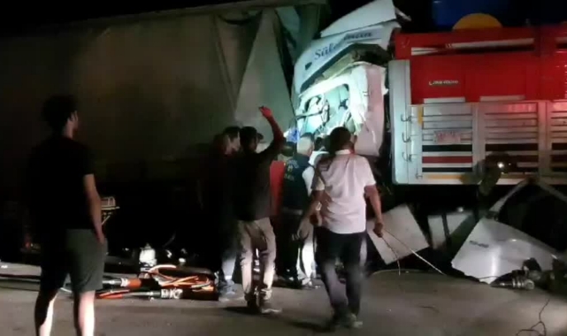 Park Halindeki Tıra Çarpan Tırın Sürücüsü Öldü