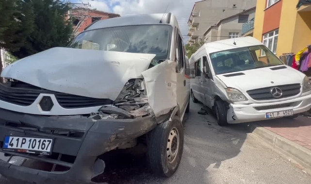 Servis Minibüsleri Çarpıştı