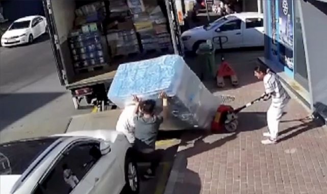 Su Yüklü Paletin Altında Kaldı