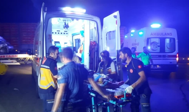 Tavuk Yüklü Tır Otomobille Çarpıştı