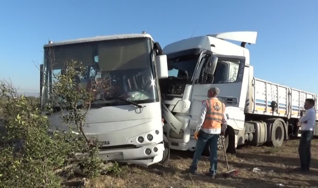 Tır İşçi Servisine Çarptı: 23 Yaralı
