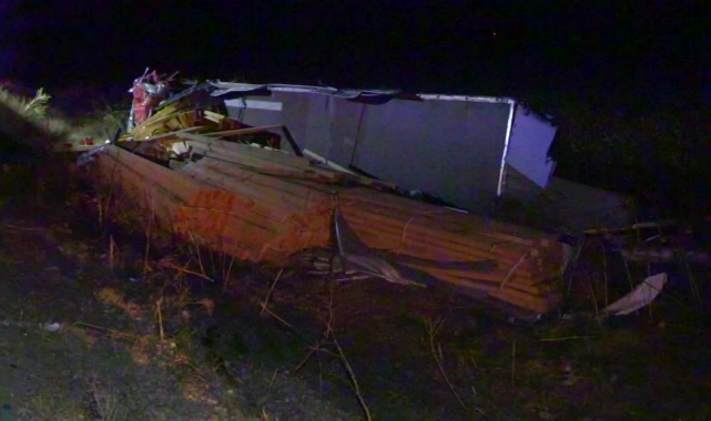 Tır Şarampole Devrildi, Sürücü Öldü